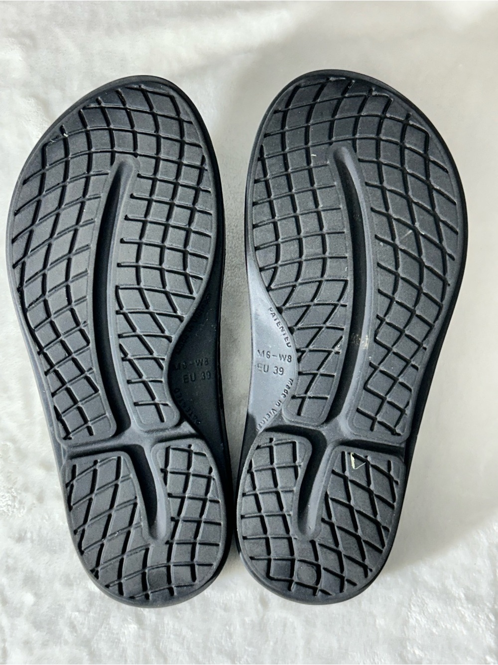 OOFOS OOriginal Women’s Black and Silver Recovery Thong Sandals Size 8 - Picture 7 of 8
